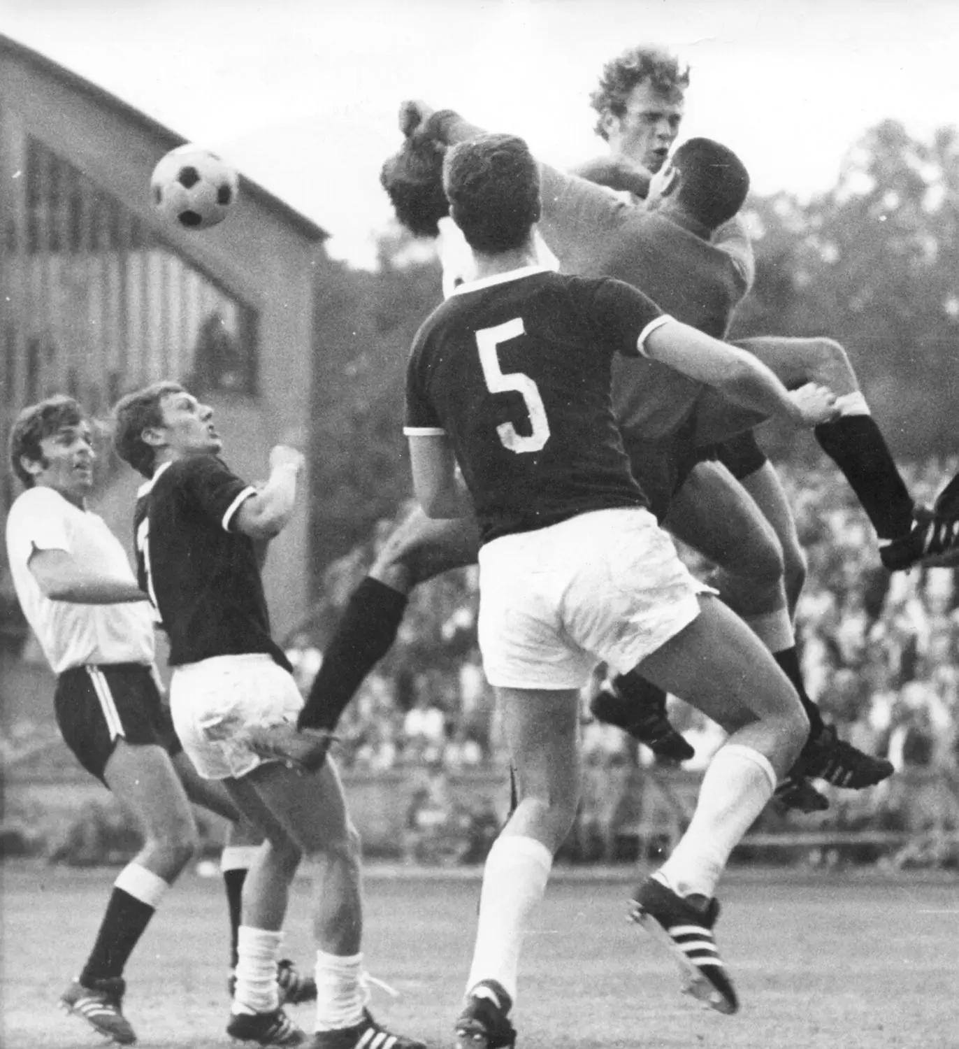 1969/70 gab es die letzten Fußballderbys zwischen dem SSV  (dunkles Trikot) und 1846 (hinten r. Uli Hoeneß).⇥