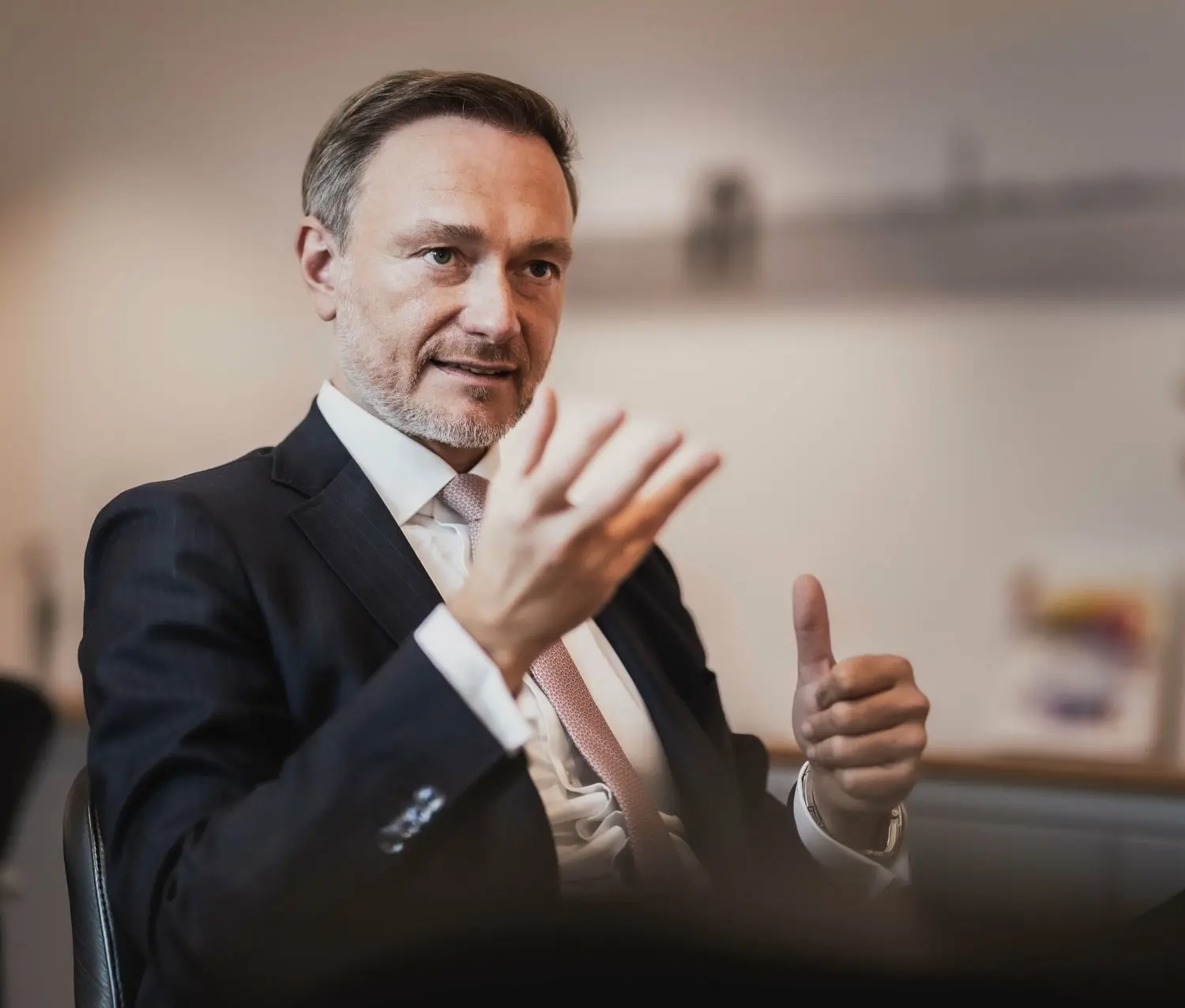 Christian Lindner (FDP), Bundesminister der Finanzen, aufgenommen im Rahmen eines Interviews in Berlin, 26.10.2023.⇥