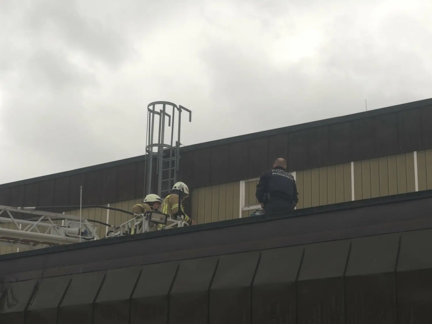 Rauch auf dem Dach der Kreissporthalle.