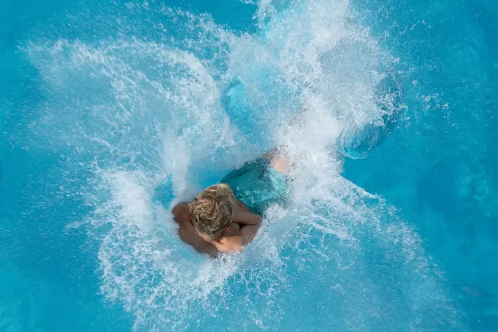 Mädchen an der Wildwasserrutsche sexuell belästigt