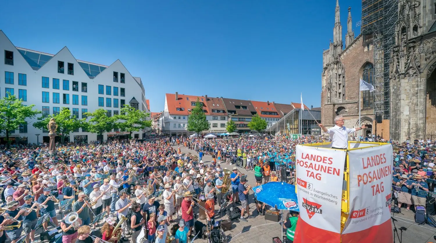 Wenn 5000 Bläser gemeinsam spielen, braucht es klare Anweisungen von Dirigenten.