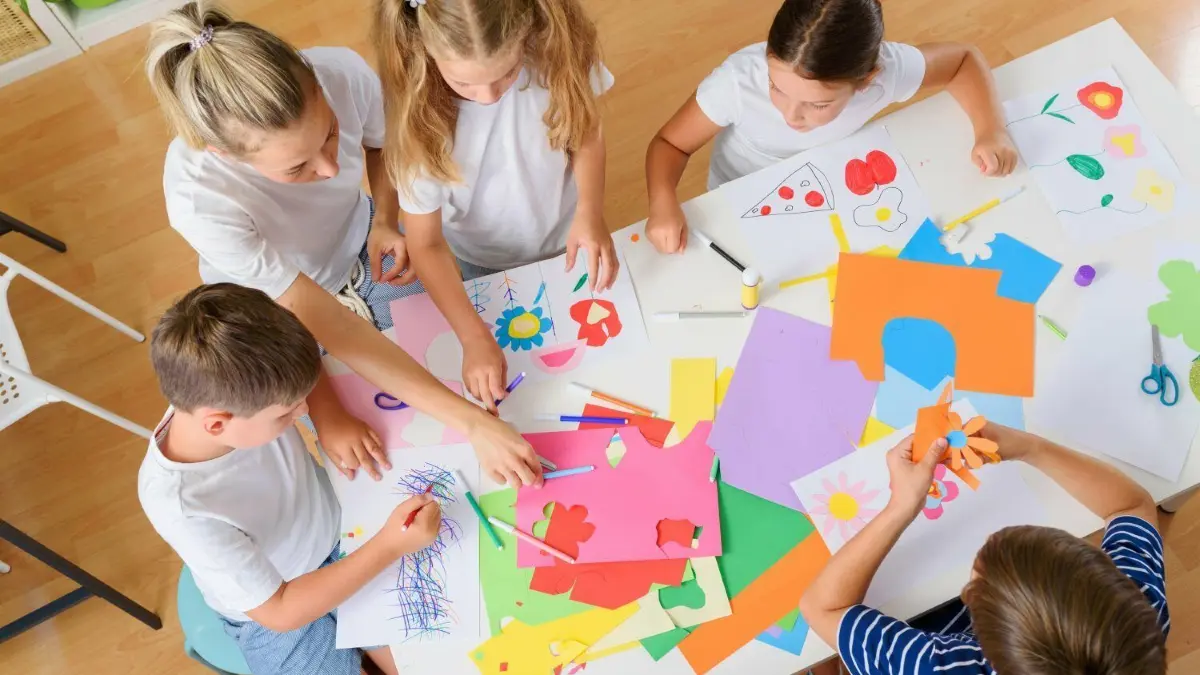 Die Kita-Gebühren sollen in Göppingen nicht steigen.
Kindergarten bzw. Grundschule, Kinderbetreuung, Personal, Kinder basteln, Ferienfreizeit Foto: © lordn/adobe.stock.com