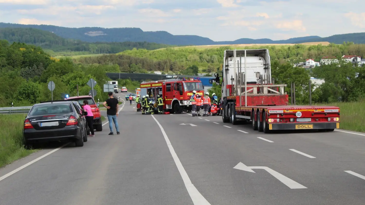 Auf der L 410 zwischen Hechingen und Stein sind am Mittwochabend zwei Fahrzeuge zusammengekracht. Zahlreiche Rettungskräfte eilten heran. Der Verkehr musste lange Zeit umgeleitet werden.