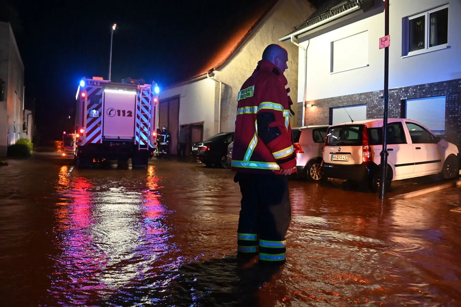 Bürgermeister Kevin Wiest unterstützte die Feuerwehr an vorderster Front.
