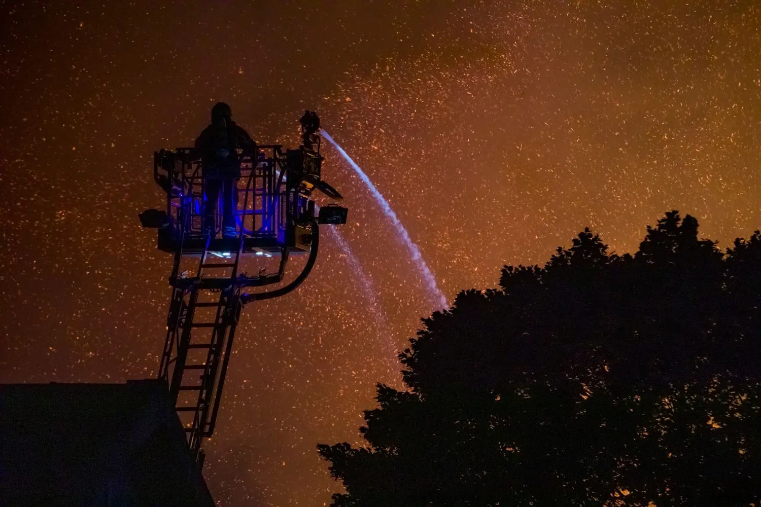 Es war herausfordernd für die Feuerwehr, den Brand zu löschen. „Gepresste Heu- und Strohballen brennen extrem gut“, so Alexander Ihili, Einsatzleiter der Gingener Wehr.
