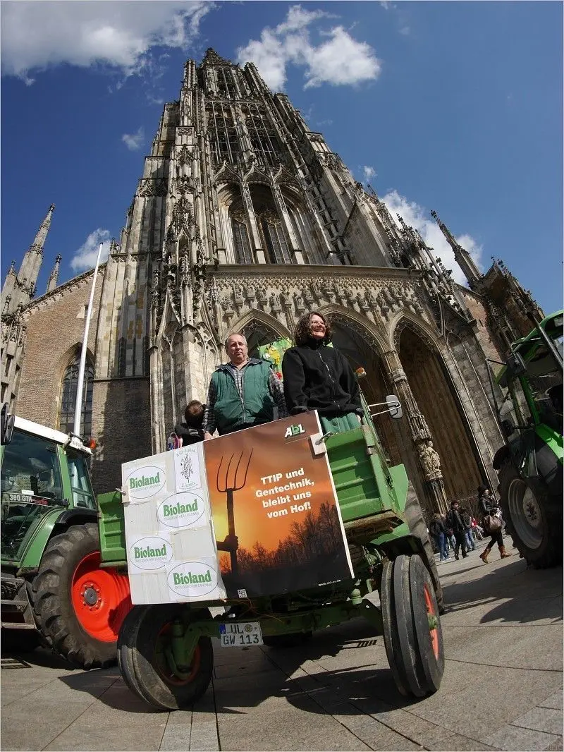 Mit dem Traktor fuhr das Bündnis bis vors Münster bei der großen Stop-TTIP-Demo im April 2015.