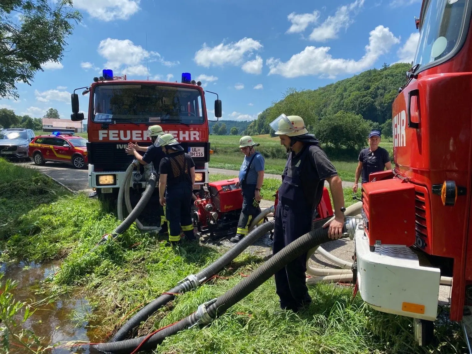 Die Feuerwehr Dietenheim pumpte am Wochenende am Riedgraben Wasser ab.