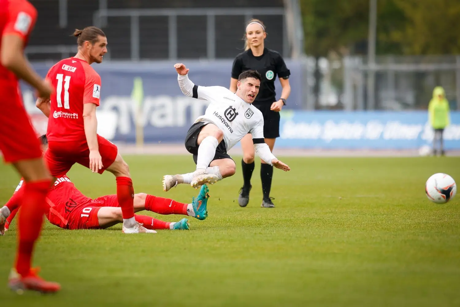Robin Heußer (weißes Trikot) und die Ulmer hängten sich gegen Steinbach vergeblich rein.
