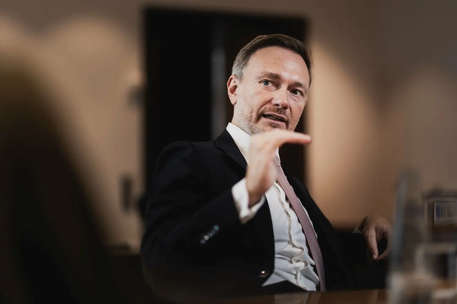 Bundesfinanzminister Christian Lindner (FDP) warnt vor Wettbewerbsverzerrungen. ⇥