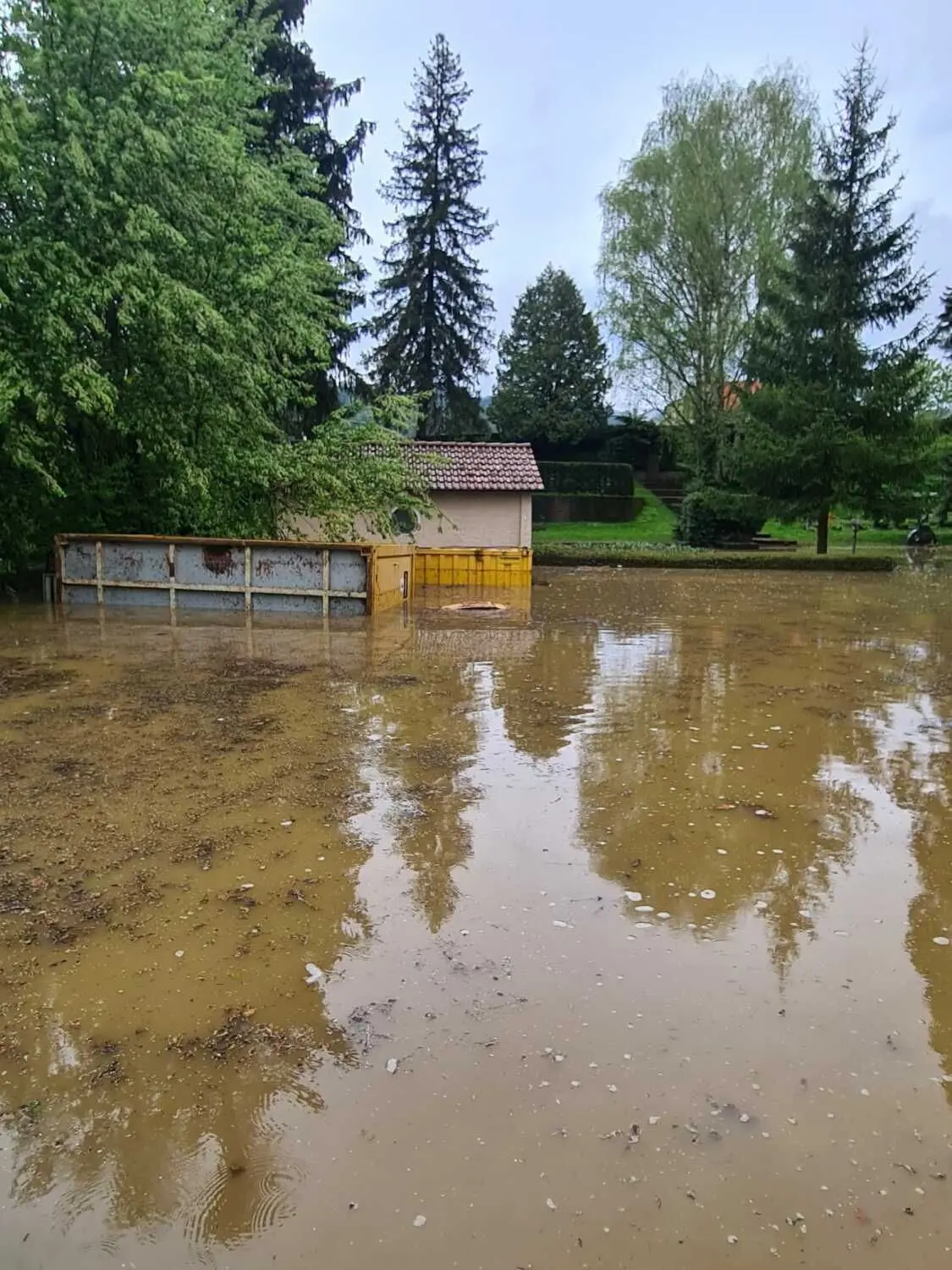 Der Friedhofsvorplatz steht unter Wasser. ⇥