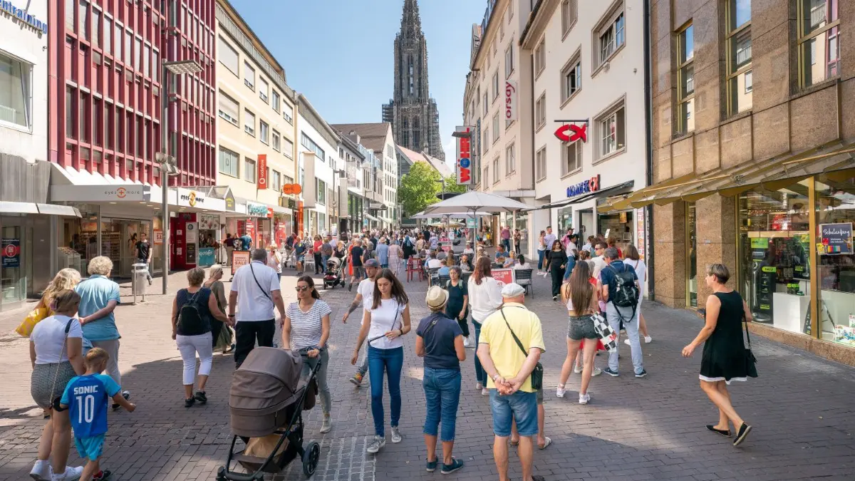 Schönes Sommerwetter und Feiertag: Am Dienstag werden viele Menschen aus dem benachbarten Bayern in der Ulmer Fußgängerzone erwartet. In vielen Geschäften gibt es besondere Aktionen. ⇥
Handel: Wie läuft das Sommergeschäft?
Ulmer Fußgängerzone, am Montag ist Mariä Himmelfahrt in Bayern, somit dürfte die Ulmer Einkaufsstraße voll sein.