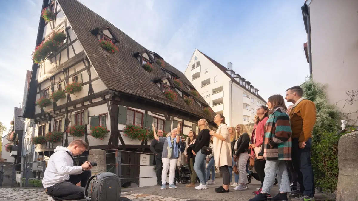 Beliebter Ort für Fotografen und Stadtführer: Susanne Freitag zeigt ihrer Gruppe das Schiefe Haus im Fischerviertel. ⇥
Lust auf einen kostenlose Führung durch Ulm und Neu-Ulm? Wir suchen für ein Fotoshooting noch Teilnehmer, die uns am Freitag
Insgesamt haben sich 50 Menschen gemeldet, um als Model bei der Führung durch Ulm/Neu-Ulm dabeizusein.
Tourist-Info