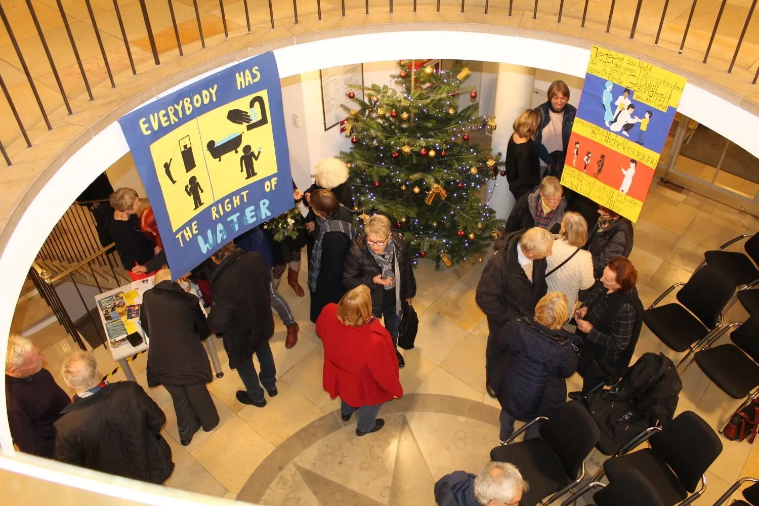 Die Stadt unterstützt die Arbeit von Amnesty International. Die Jahresausstellung der Hechinger AI-Gruppe ist bis Ende Januar im Rathaus zu sehen. Hechingens Erste Beigeordnete Dorothee Müllges sprach zur Begrüßung.