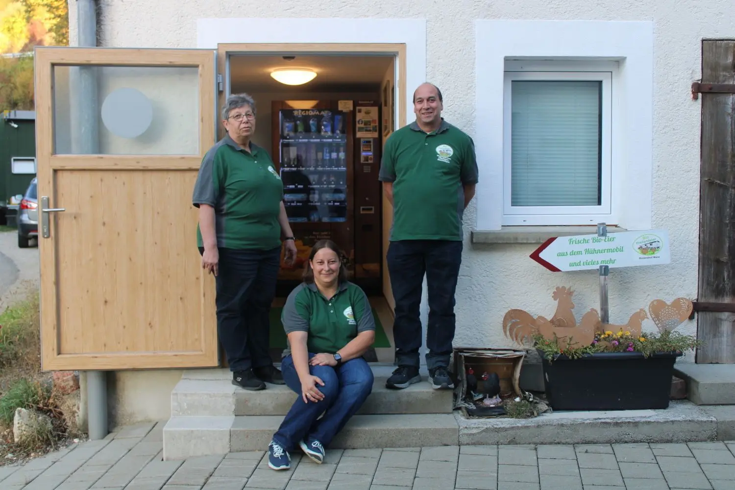 Gabi, Jochen und Anke (im Uhrzeigersinn) betreiben gemeinsam den Biolandhof Manz. Waren gibt es zum Teil 24/7. ⇥