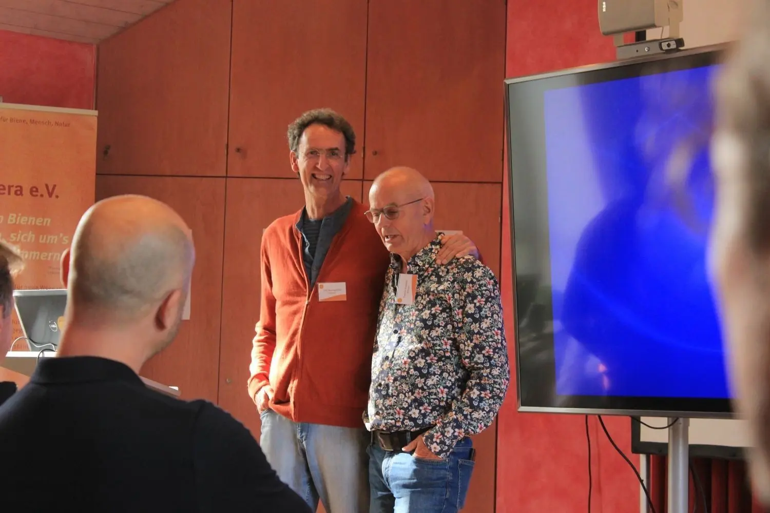 Mellifera-Gründer Thomas Radetzki (r.) und der erste Leiter des NBL, Utto Baumgartner, schwelgten für das Publikum in Erinnerungen und erzählten von den Anfängen des Netzwerks.