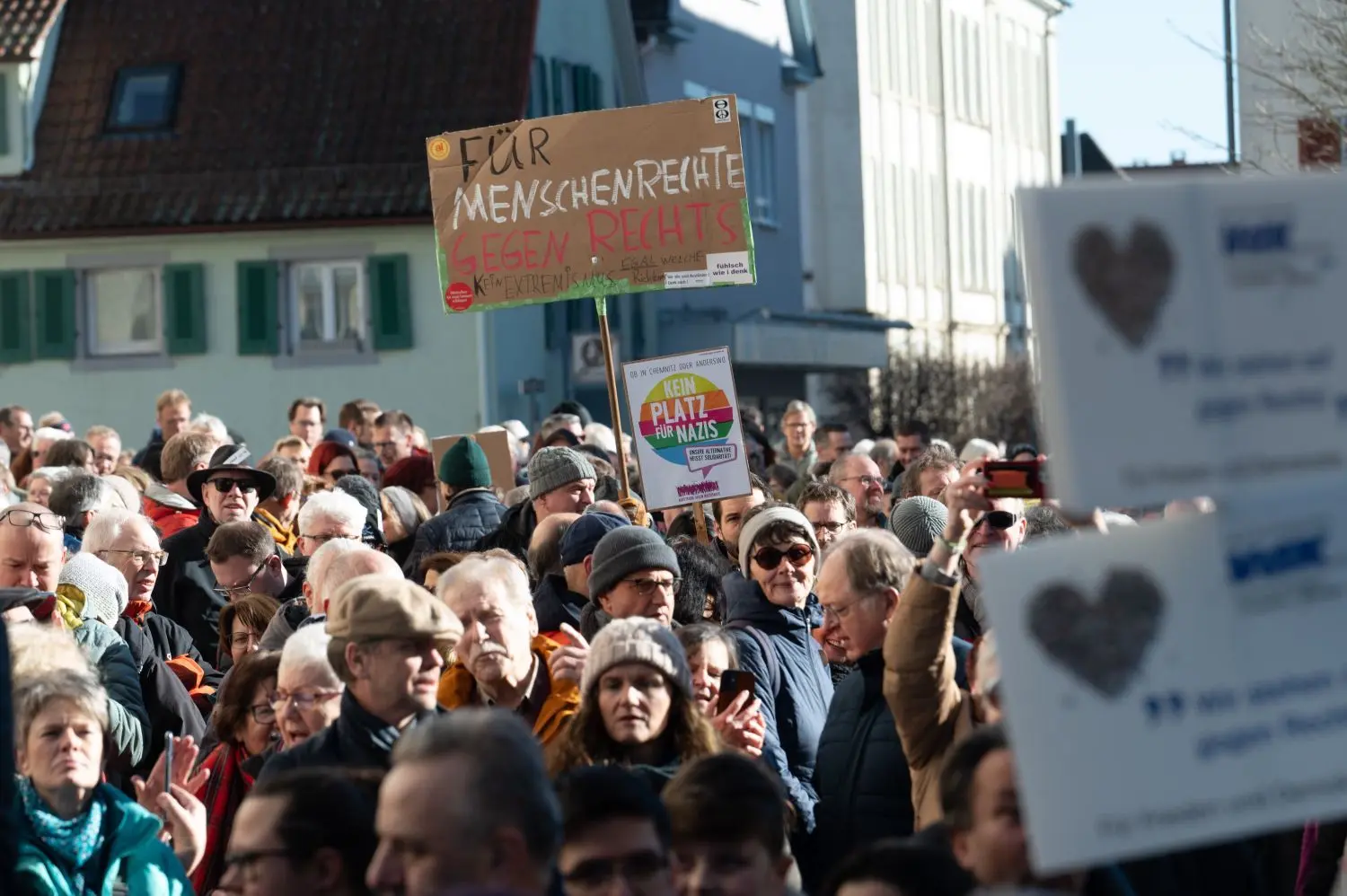 So voll hat Göppingen den Schlossplatz selten gesehen: Zur Kundgebung „Bunte Vielfalt statt brauner Einfalt“ kommen nach Angaben der Veranstalter 1500 Menschen – sie protestieren gegen Rechtsextremismus, Hass und Hetze.