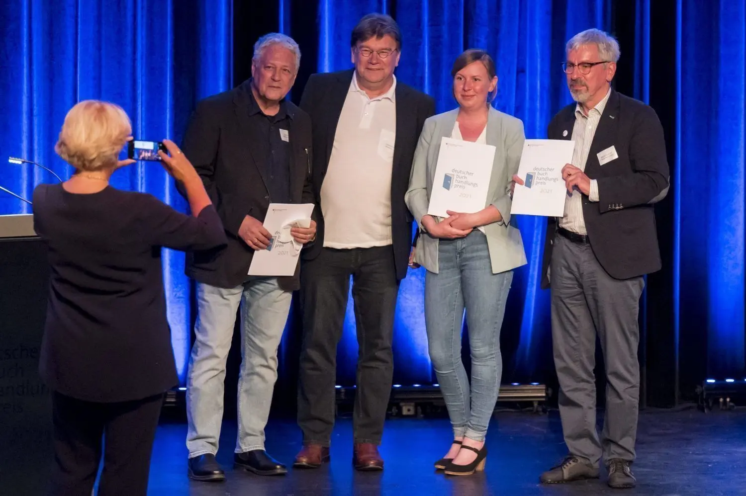 Kulturstaatsministerin Monika Grütters schießt ein Foto mit den Vertretern der drei besten Buchhandlungen Deutschlands – rechts Thomas Mahr aus Langenau.