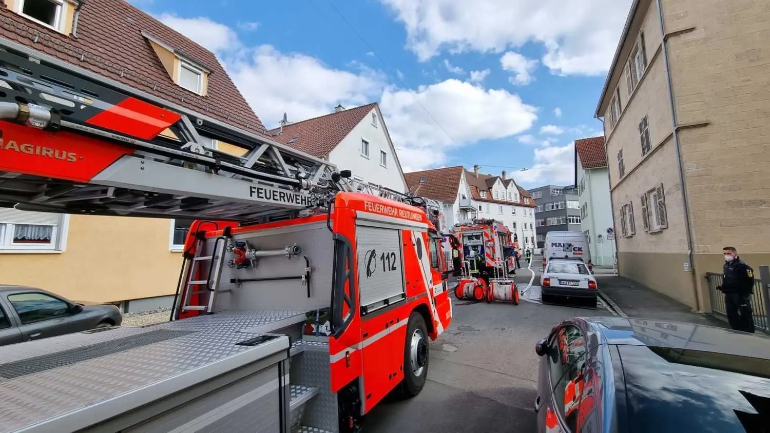 Ein Dachstuhlbrand in der Reutlinger Hermann-Kurz-Straße rief die Reutlinger Feuerwehr am Sonntagnachmittag auf den Plan.