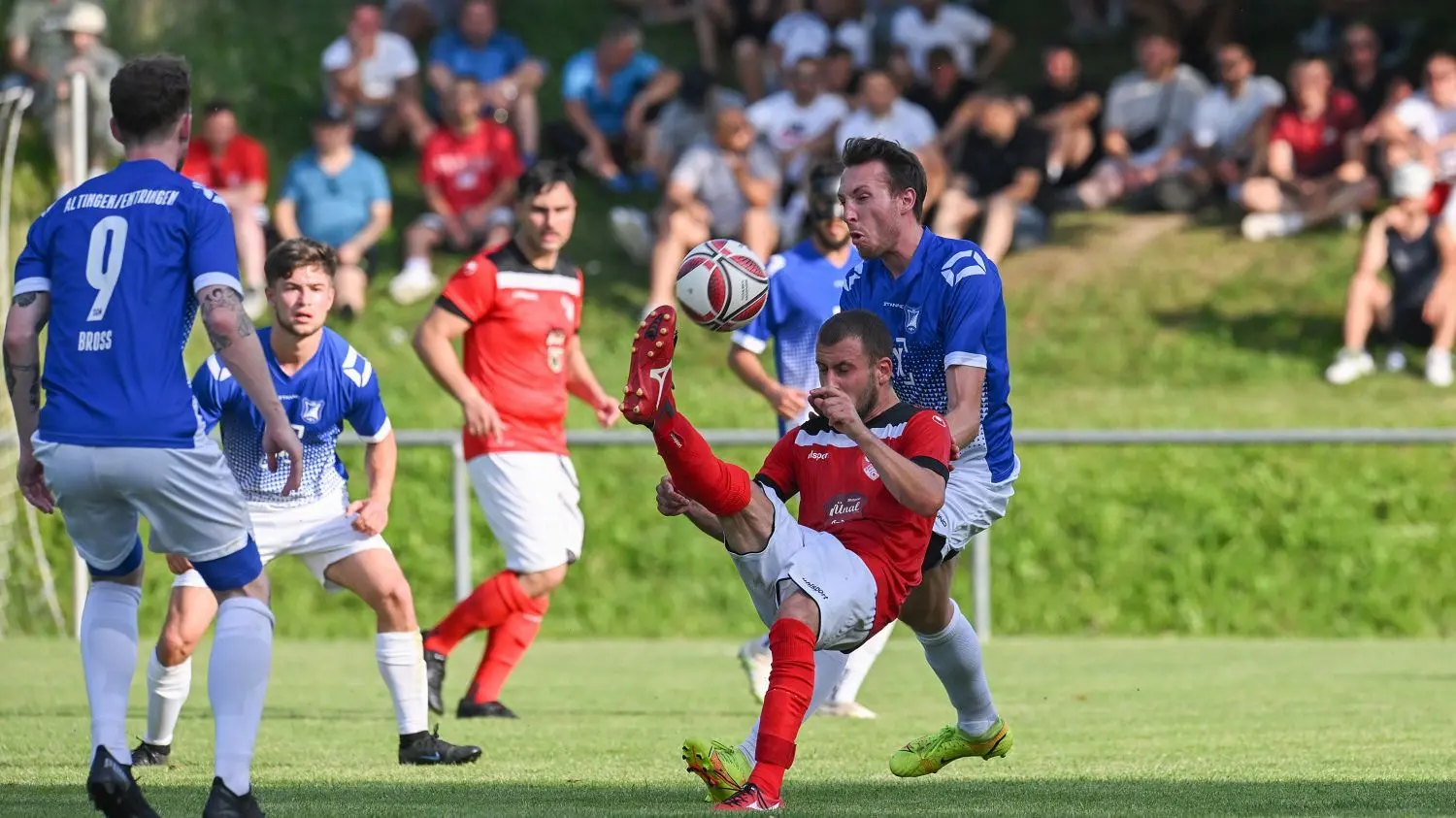 Der FV Bad Urach ist die letzte Hürde vor dem Bezirksligaaufstieg: Die blaugedressten Akteure der SGM Altingen/Entringen setzten sich gegen den A2-Liga-Vize Anadolu SV Reutlingen durch.⇥