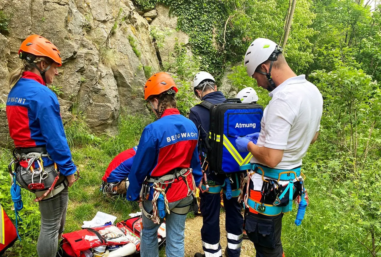 Mit Hilfe eines Windenhubschraubers haben die Bergwachten Geislingen-Wiesensteig und Göppingen mit zwei Luftrettungsspezialisten eine abgestürzte Kletterin im Mai vergangenen Jahres am Reußenstein gerettet.