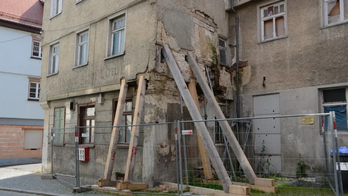 Noch ist das ehemalige Gasthaus Löwen in der Munderkinger Martinstraße kein Blickfang im positiven Sinne. Zum Jahresende sollen die Bauarbeiten dort beginnen, mit wenigen Monaten Verzögerung auch die Sanierung des Gasthauses Lamm. ⇥
Gasthäuser in Munderkingen