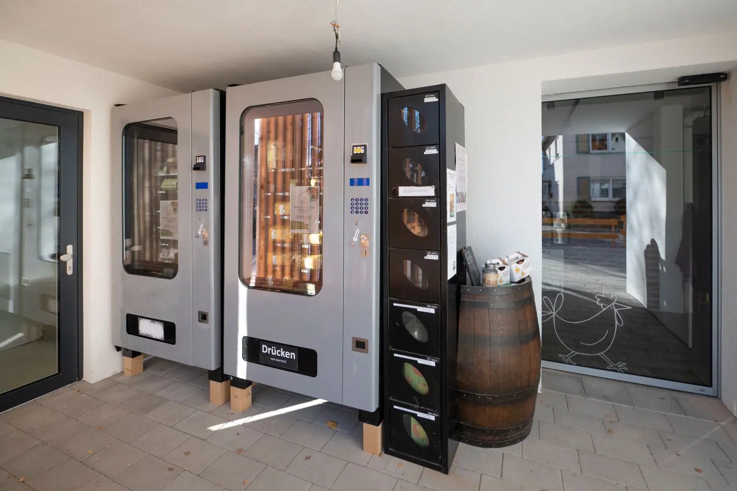 Für all diejenigen, denen erst sonntagmorgens der leere Kühlschrank auffällt: Die häußlerischen Verkaufsautomaten stehen 24/7 bereit.