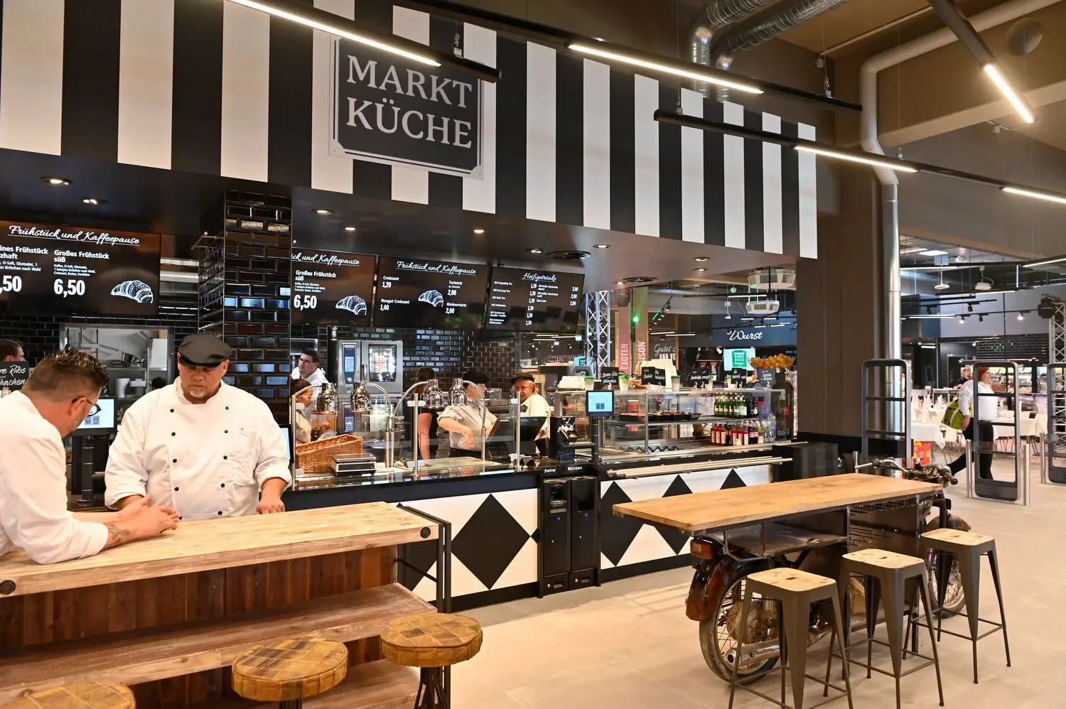 In der Markthalle finden Kunden neben den Produkten auch eine Schlemmerinsel mit frischer Küche.