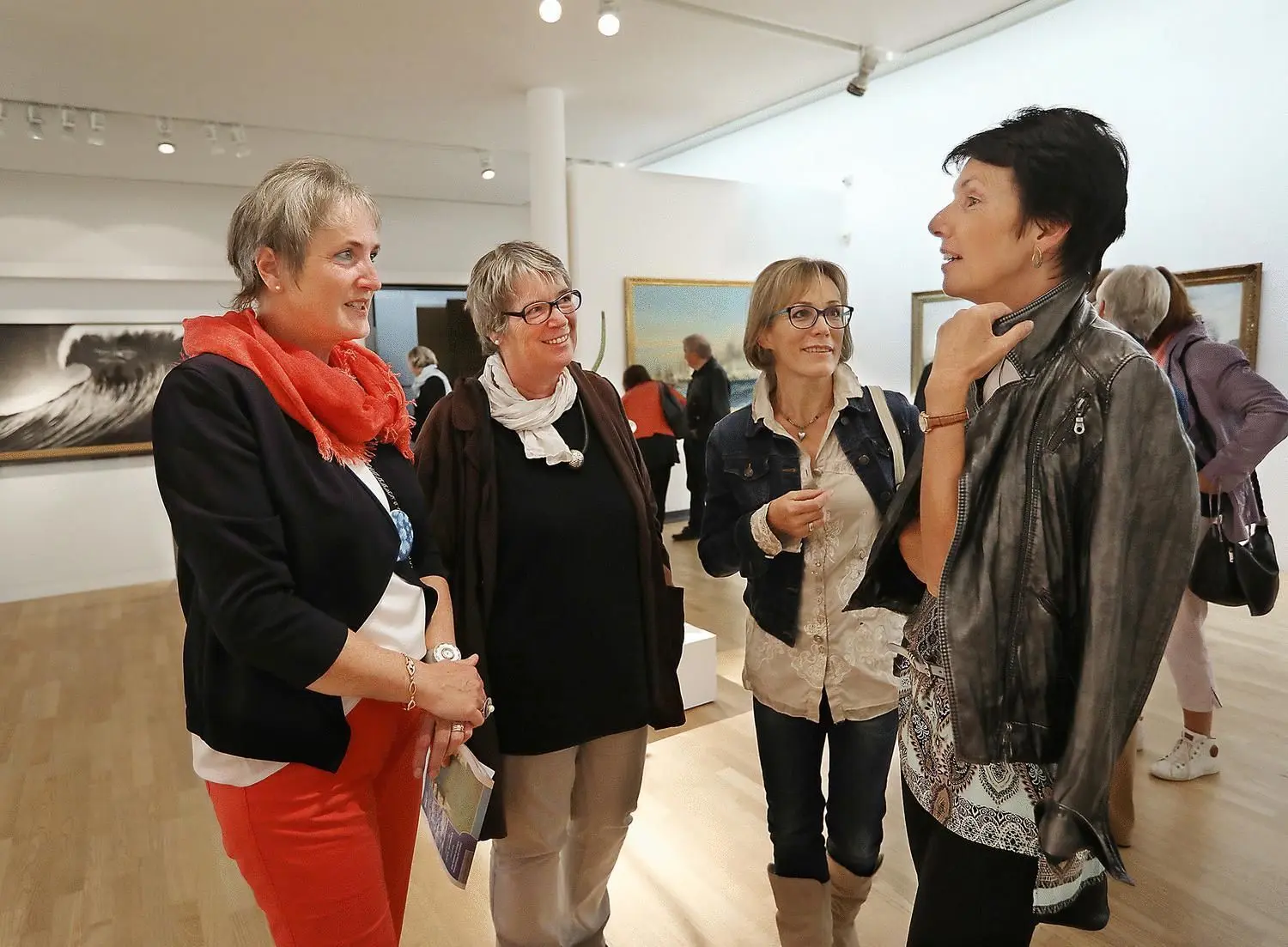 Kunstexpertinnen machen sich ein erstes Bild von der neuen Ausstellung: Maren Dihlmann, Sabine Naumann-Cleve, Veronica Solzin und Ursula Angelmaier. 