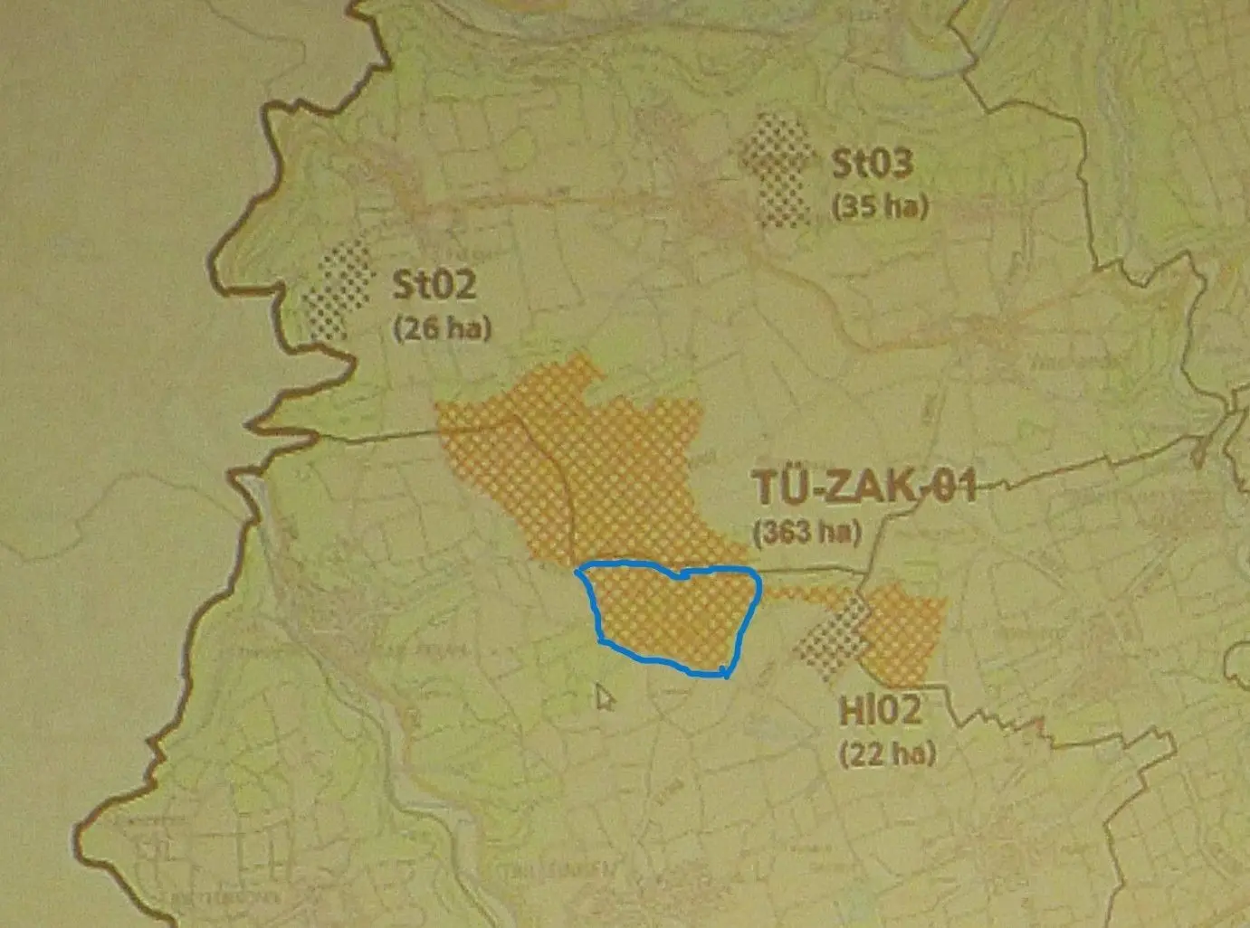 Unter „TÜ -ZAK 01“ sind in der Suchraumkarte „Windkraftanlagen“ mögliche Standorte auf den Markungen Starzach und Trillfingen ausgewiesen. Der Ortschaftsrat Trillfingen wehrt sich aber gegen die zusätzliche Ausweisung  (blau umrandet) auf Markung Trillfingen.