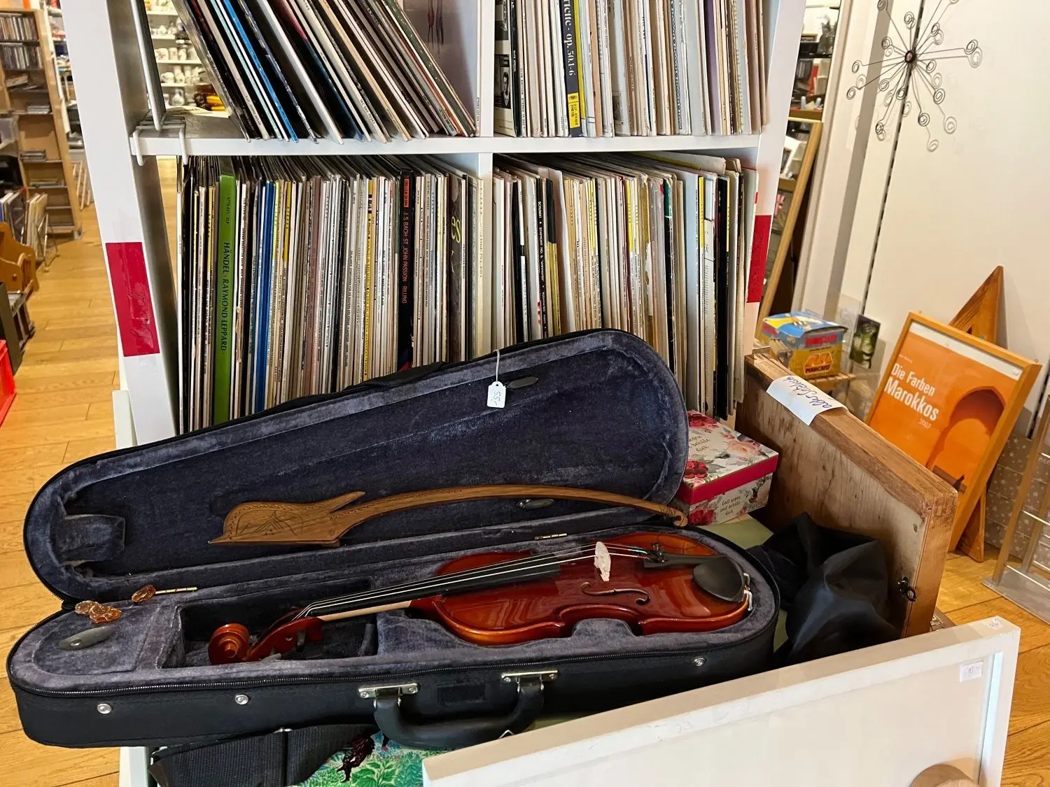 Musikinstrumente gibt es hier auch - von Geige bis Flöte.