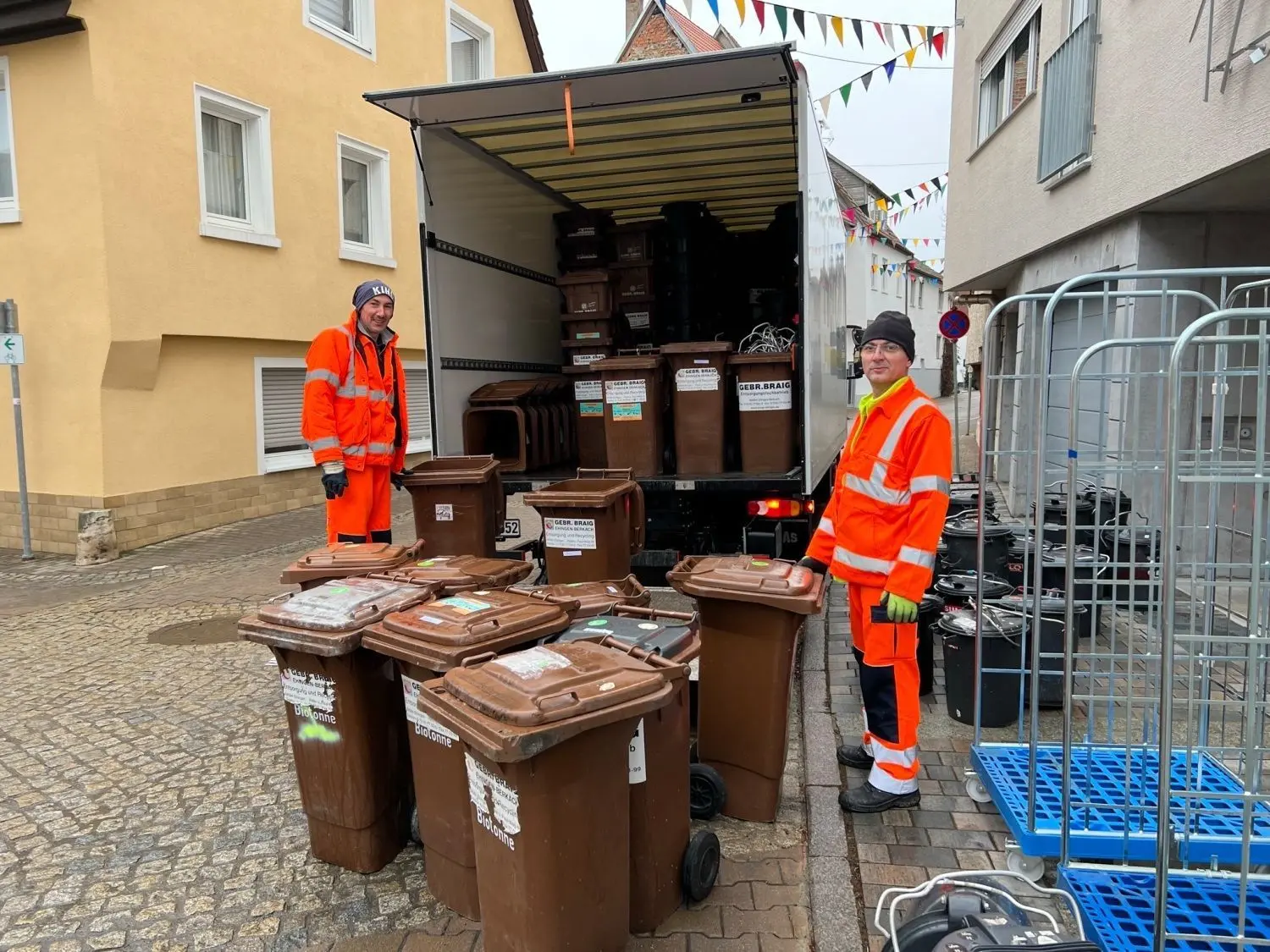 Die alten Mülltonnen werden abgeholt. In der Ehinger Innenstadt ging die Aktion in dieser Woche über die Bühne.