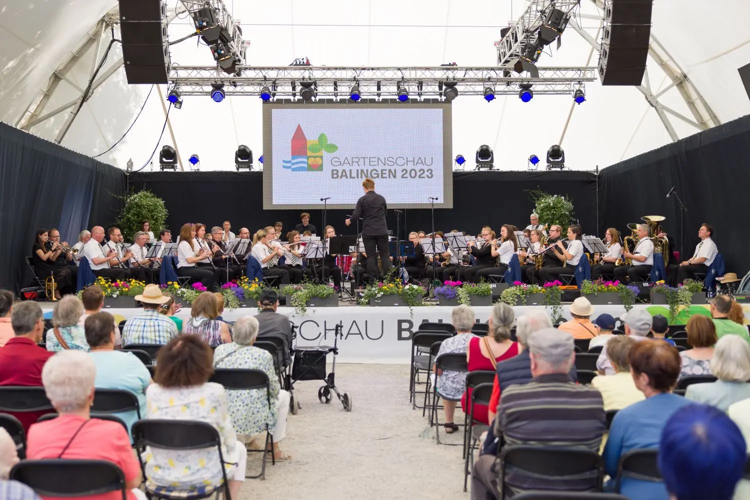 Bühne frei für die Musikvereine aus Balingen und Schifferstadt: Das gemeinsame Frühschoppenkonzert auf der Hauptbühne verfolgten zahlreiche Zuhörer.