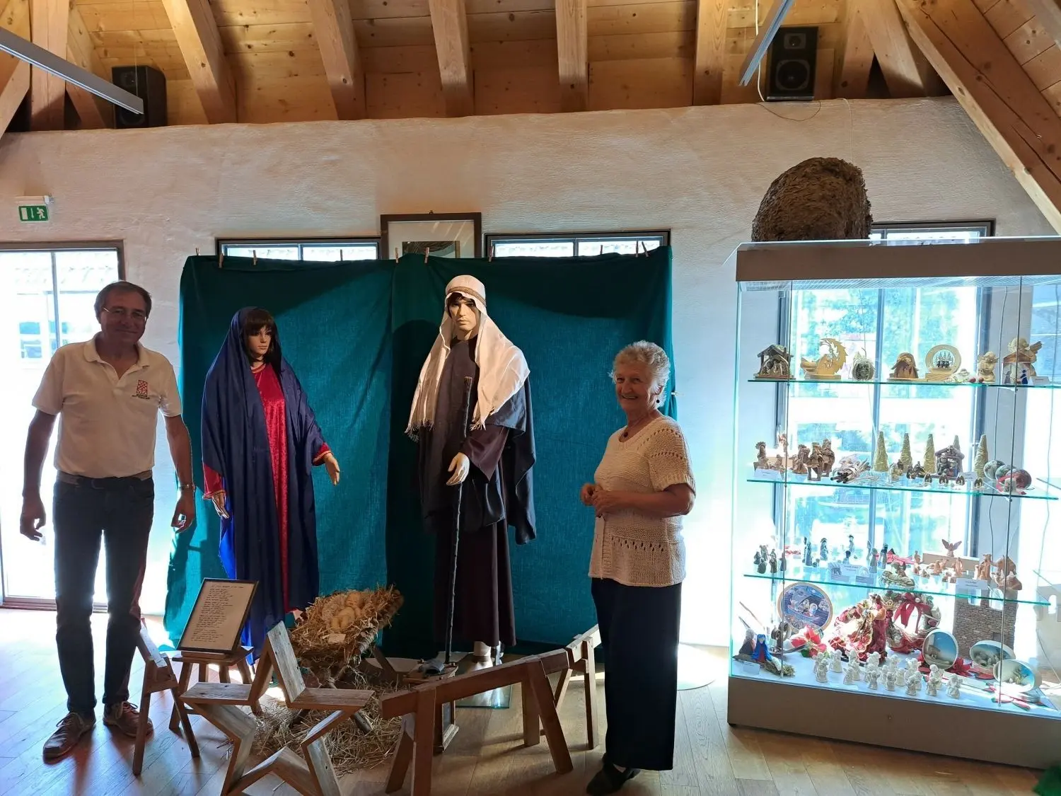 Hermann Huber und Erika Collombet vor der selbstgebauten Krippe in Lebensgröße. Collombet stellt zudem ihre Privatsammlung aus. Inge Brucker (Bild rechts) hat beim Ferienprogramm Weihnachtskrippen im Schuhkarton mit Schulkindern gebastelt ⇥