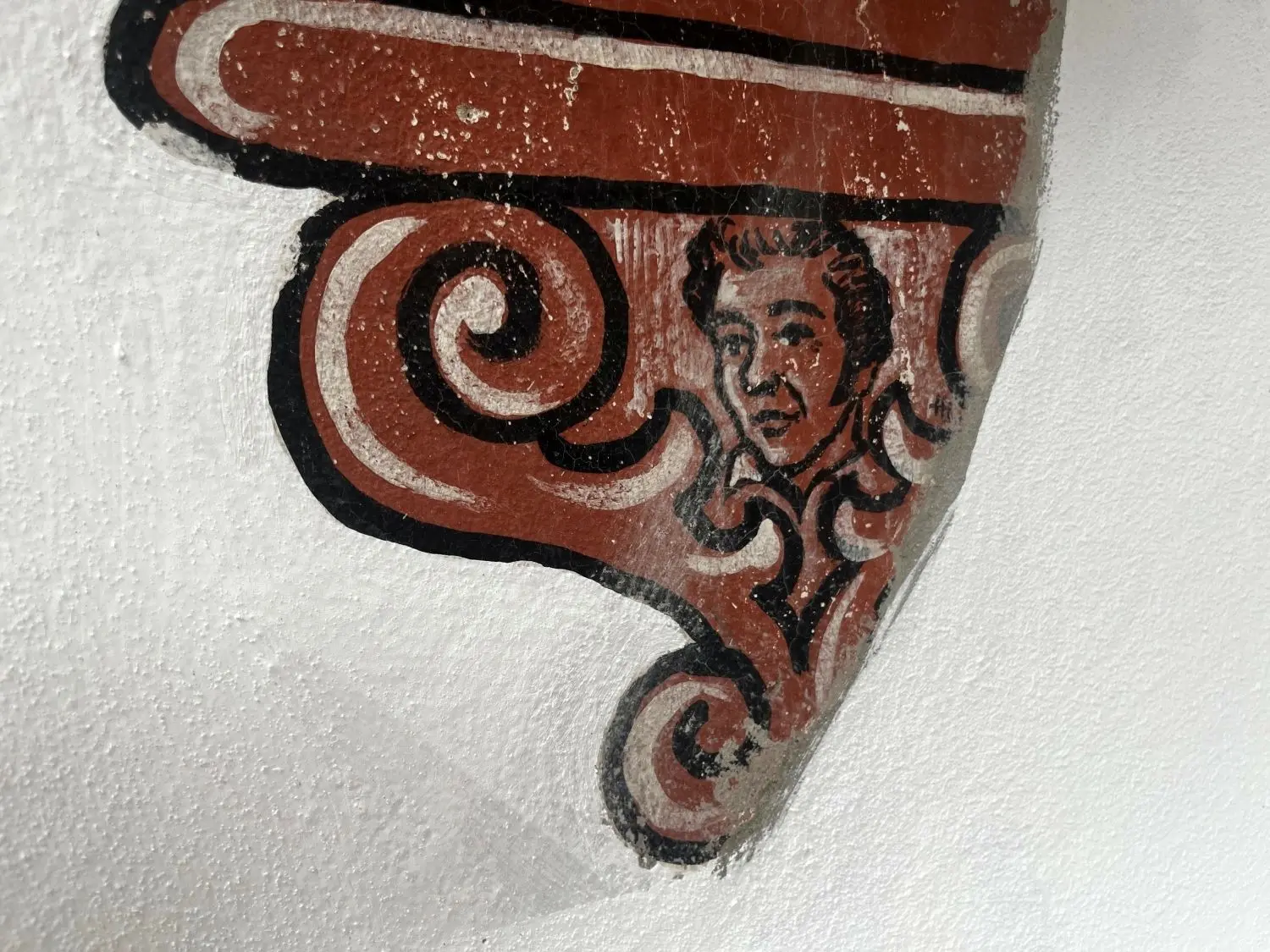 Als die Fassade zuletzt anno 1978 umfassend saniert wurde, verewigten sich die Künstler von einst selbst in kleinen Porträts in luftiger Höhe.