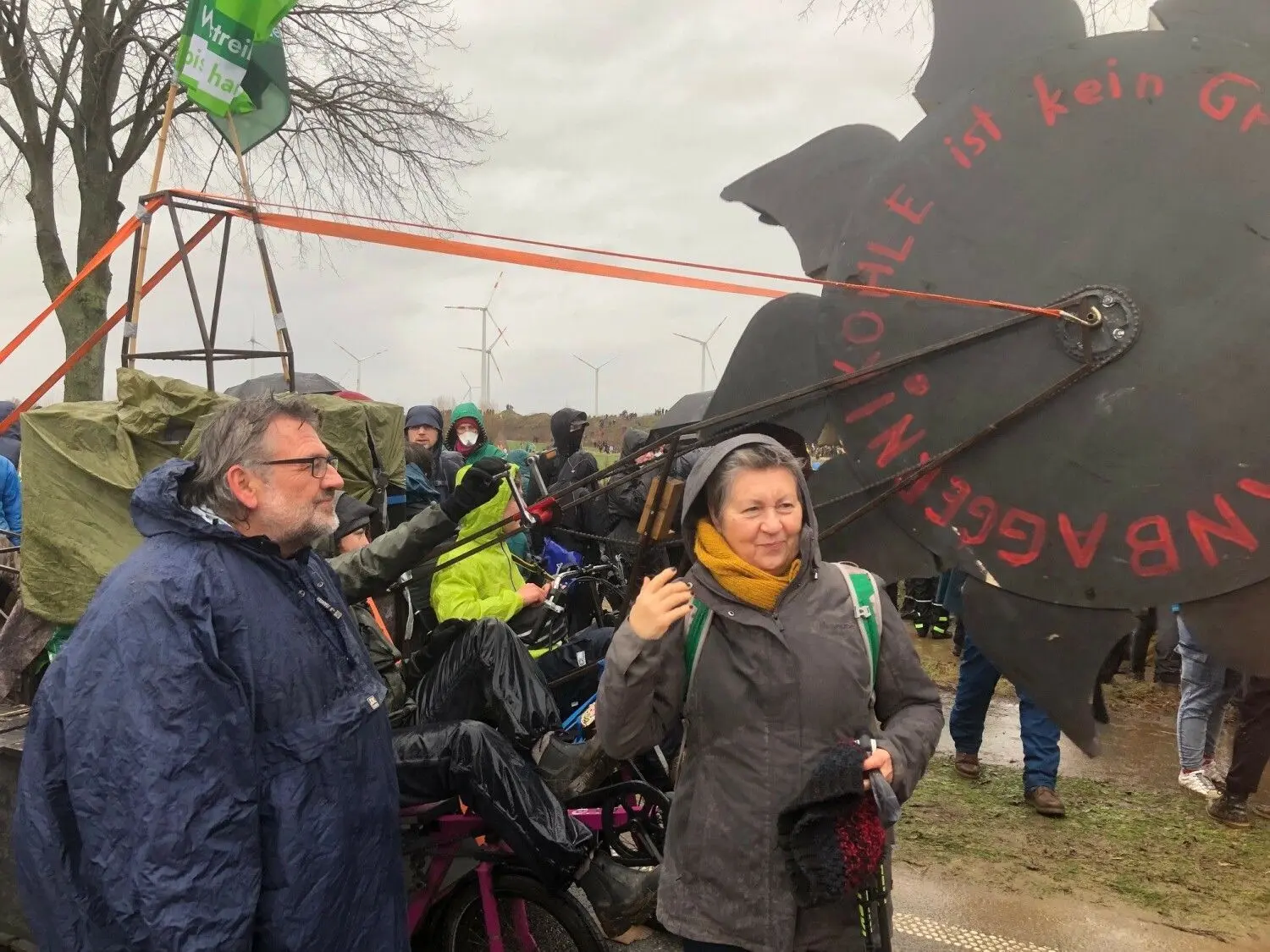 Markus Kienle und Karin Pfalzer beim Protest am Samstag gegen den Braunkohleabbau.