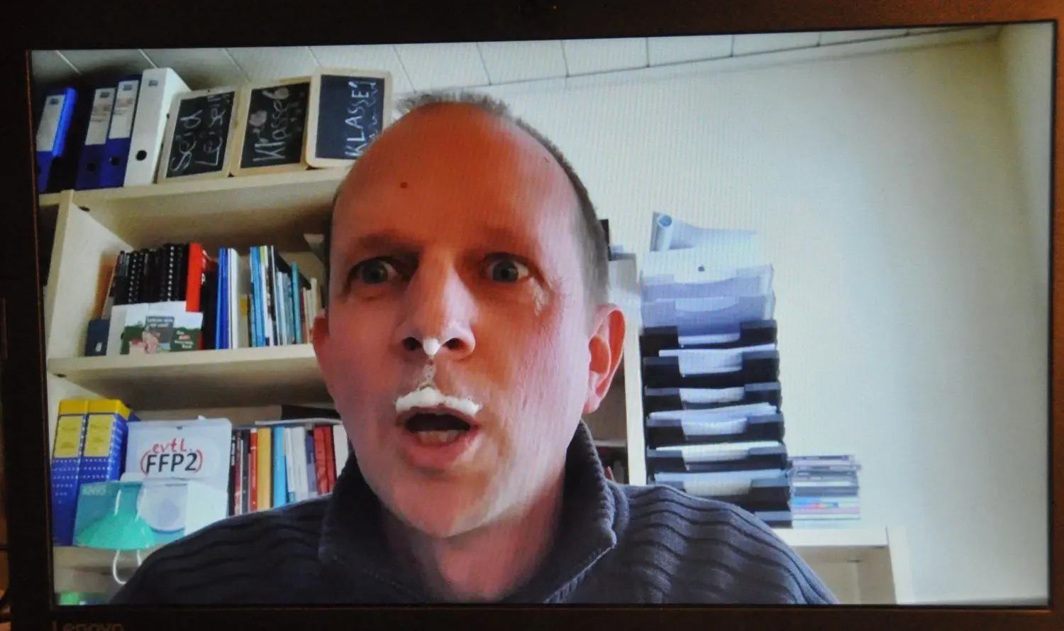 Kabarettisten im Homeschooling, Kabarettisten-Duo „Die Lehrer“., hier Ruppenthal manches hängen. Das kann auch mal Milchschaum an der Oberlippe sein.⇥