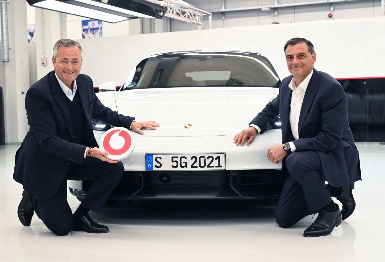 Hannes Ametsreiter (Deutschland-Chef Vodafone, links), und Michael Steiner (Porsche AG).⇥