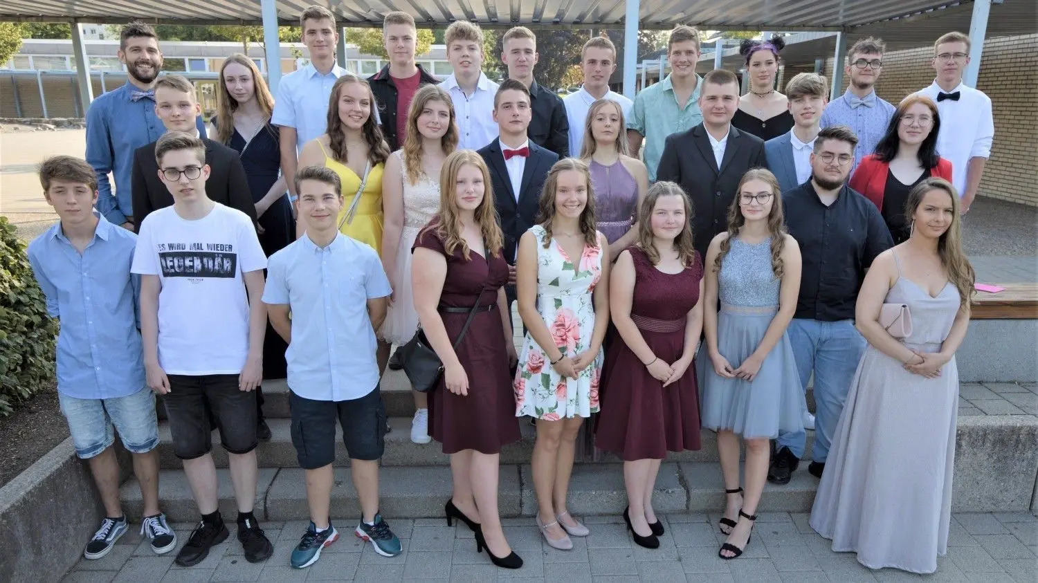 Die Zehntklässler der Gemeinschaftsschule mit dem Abschluss der Mittleren Reife in der Tasche, zusammen mit Klassenlehrer Almin Grahic.⇥