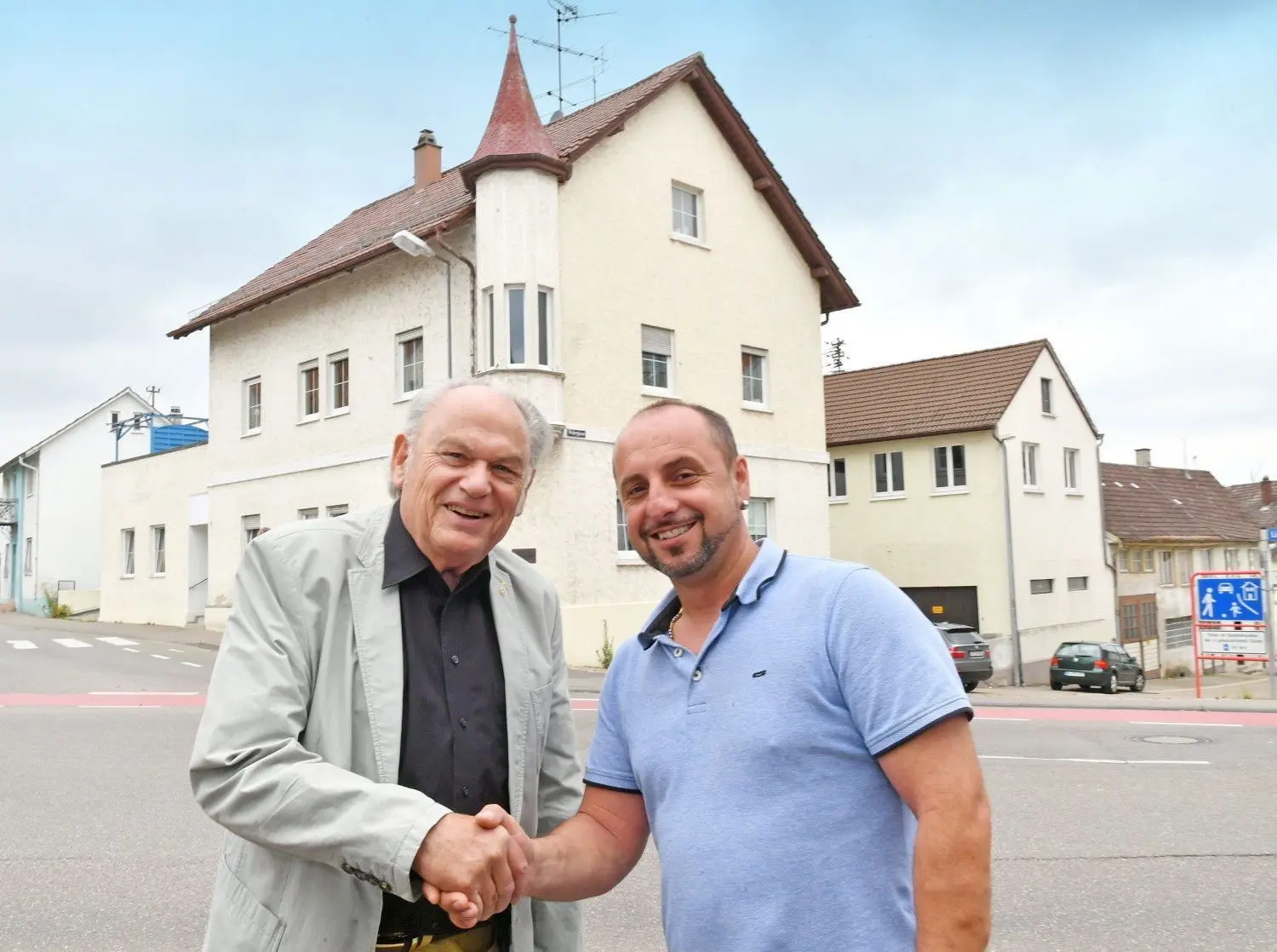 Handelseins: Lothar Beier hat den Gebäudekomplex an Blerim Krasniqi aus Schemmerhofen verkauft⇥