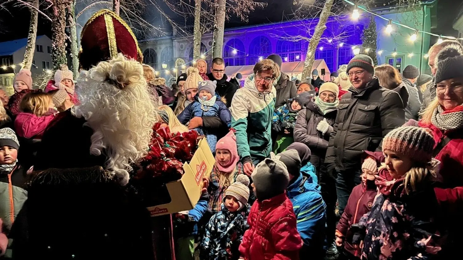 Auch der Nikolaus, und zwar der echte mit Bischofsstab und Mitra, stattete der Bad imnauer Dorfweihnacht einen Besuch ab.⇥