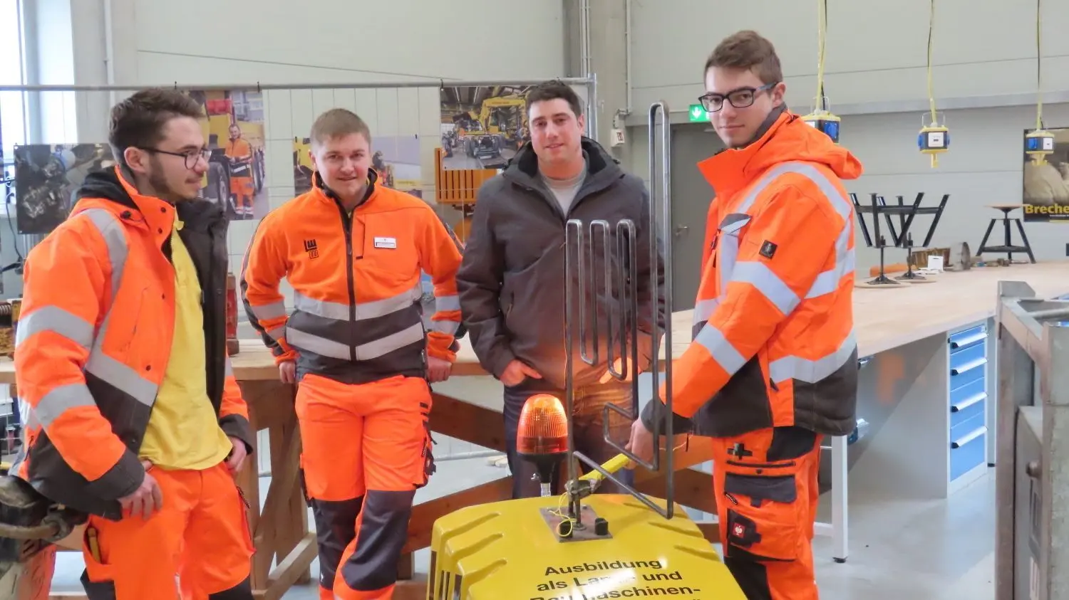 Tizian Busch, Karl Baumann, Ausbilder Andreas Hofmann und Fabian Bullinger bei der Azubi-Messe in Satteldorf. ⇥