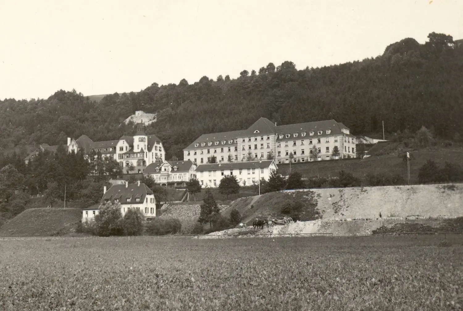Das Feierabendhaus (hier um das Jahr 1928) gibt es schon lange. Aktuell sind dort Bauarbeiten im Gange.