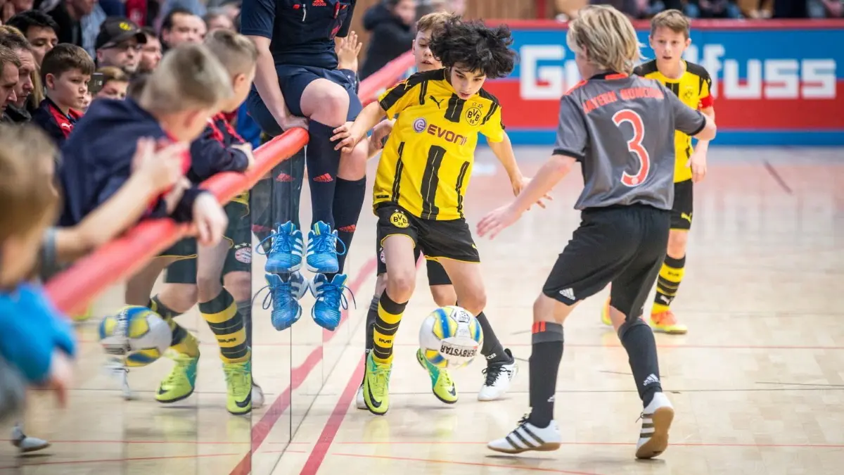 Da müssen die Großen auch schon einmal weichen, wenn die kleinen Fußball-Talente in der Brühlhalle zaubern.
Brühlhalle Elchingen, - Hallen-Fußball-Turnier: U-11-Eurocup, Finale - Dortmund(gelb)-FC Bayern(grau) - Dortmund gewinnt