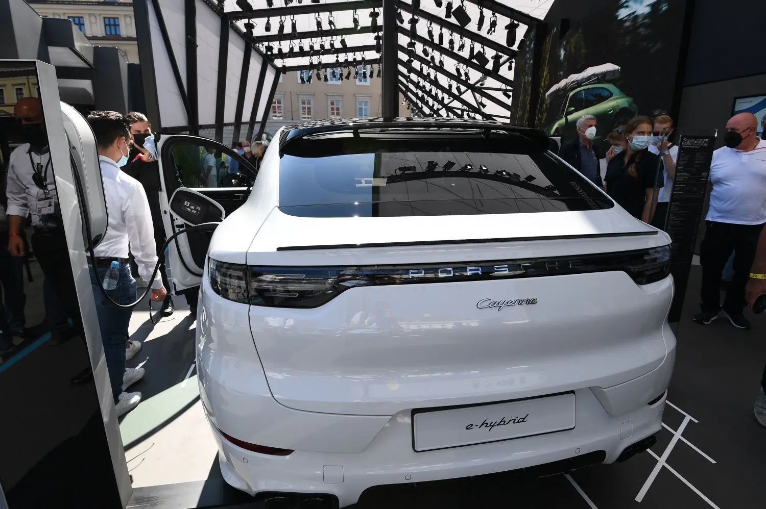 Porsche ist laut eigener Aussage in der „technologischen Führungsrolle in der Elektromobilität“. Mit dem Einstieg in die Fertigung von Hochleistungs-Batterien möchte man diese Position festigen. ⇥