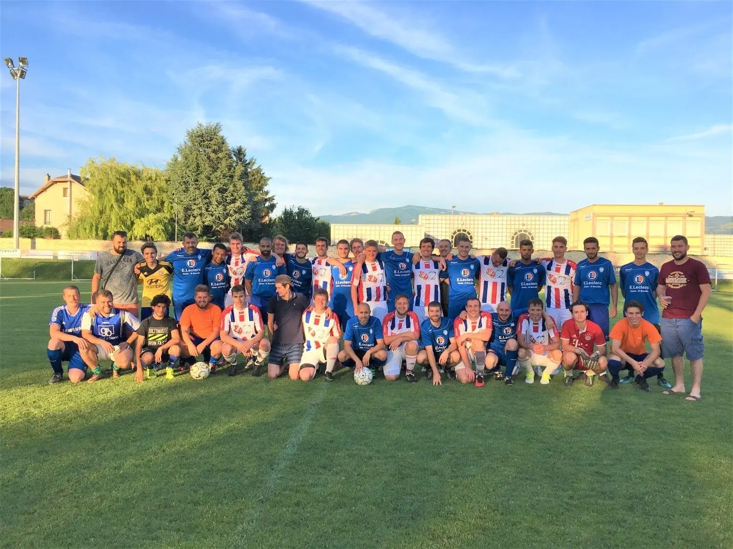Die Fußballer des SV Brettheim (helle Trikots) und von Union Sportive Chattoise stellen sich 2017 nach dem 4:4 zum gemeinsamen Gruppenbild auf.⇥