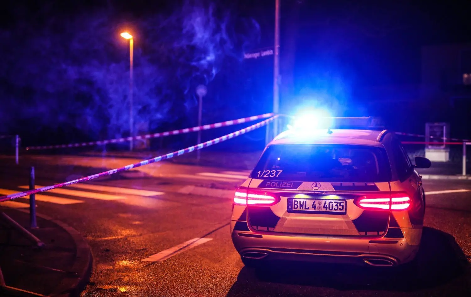 Als die Polizei eintraf, griff er dem Bericht zufolge mit einer Art Schwert an. Die BEamten wehrten sich mit Pfefferspray, dann schossen sie.