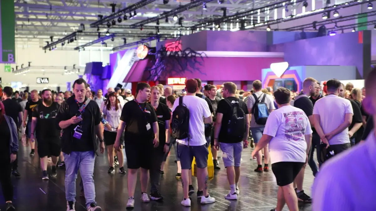 Volle Hallen, lange Schlangen: Am 24. August ist die Gamescom gut besucht. Es ist der erste Tag, an dem die Messe für die Öffentlichkeit und nicht nur für Fachbesucher geöffnet ist.
23.08.2023, Nordrhein-Westfalen, Köln: Besucher der Spielemesse Gamescom laufen durch eine der Mesehallen. Foto: Sascha Thelen/dpa +++ dpa-Bildfunk +++