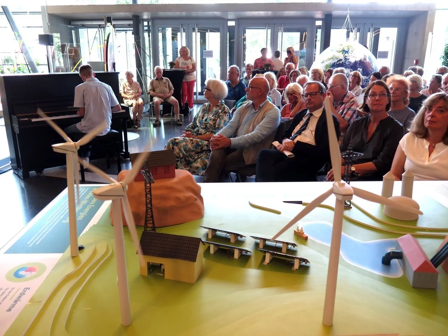 Die Ausstellung „Energiewende erleben“ rückt erfolgreiche und nachahmenswerte Projekte der Energiewende sowie deren Macherinnen und Macher in den Mittelpunkt.