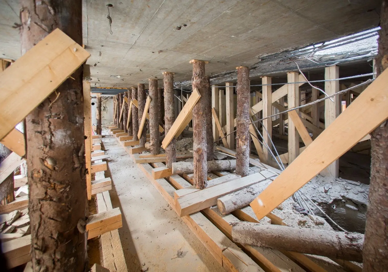 Stämme stützen die alte Passage ab, bevor sie in fünf Wochen vollends abgebrochen wird.⇥