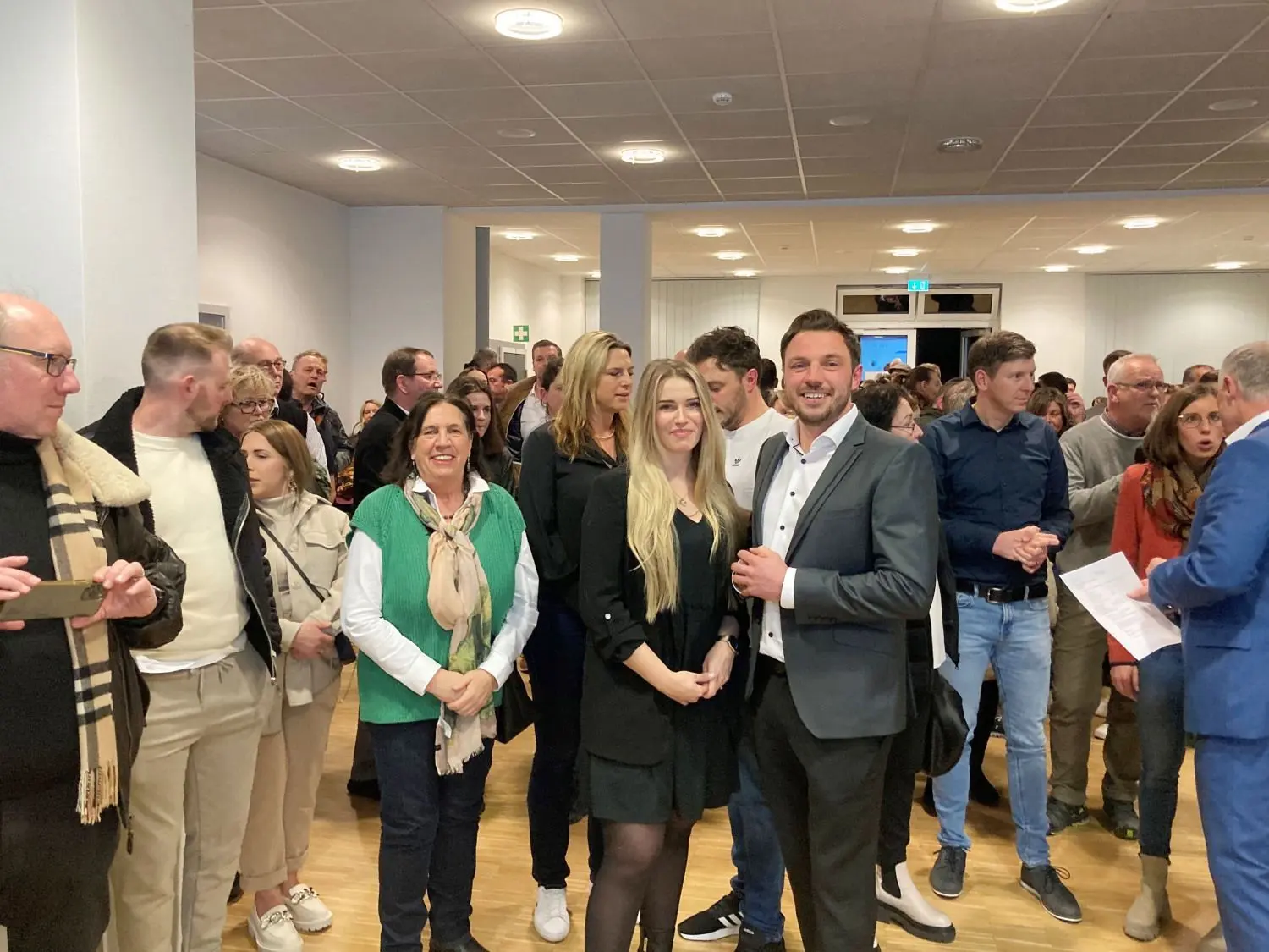 Markus Schweizer und neben ihm seine Ehefrau Marcia Schweizer am Abend der Wahl in Deggingen: Der 37-Jährige wird neuer Bürgermeister.